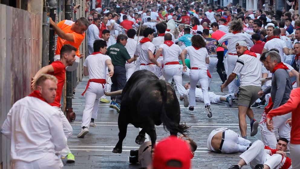 Un toro rezagado de la ganadería gaditana de Fuente Ymbro entra en la calle de la Estafeta durante el segundo encierro de los Sanfermines 2022. EFE/Villar López