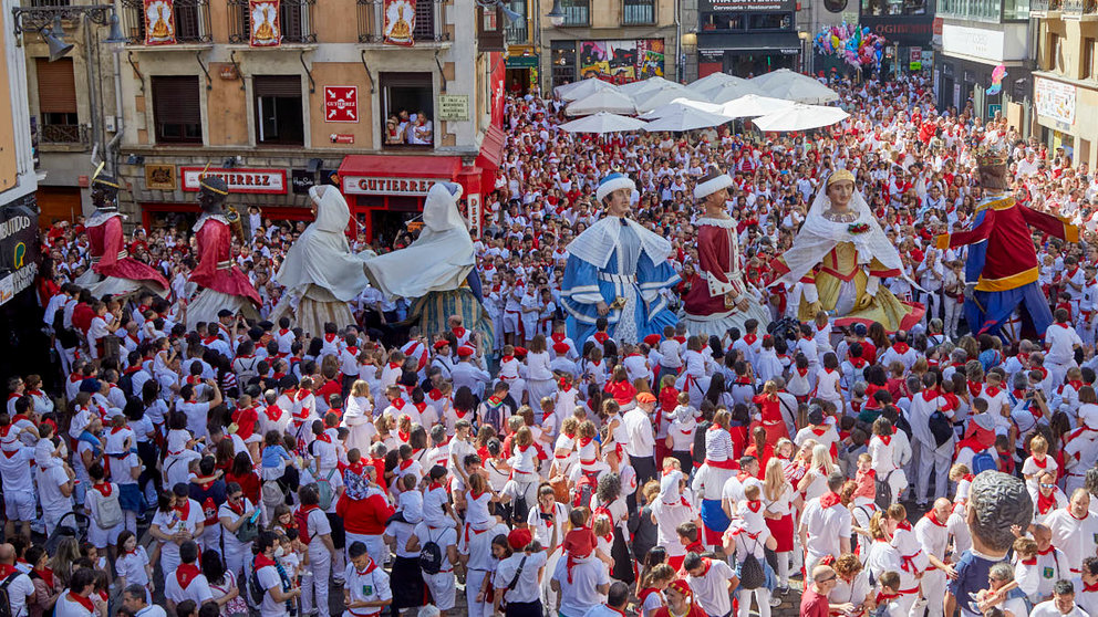 Salida del día 8 de julio de la comparsa de Gigantes y Cabezudos por las calles de Pamplona durante las fiestas de San Fermín 2022. IÑIGO ALZUGARAY