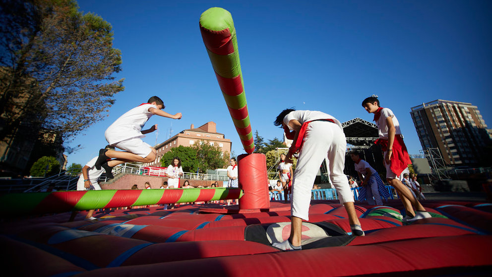 Zona joven con actividades para niños y niñas de 12 a 17 años en la Plaza de los Fueros de Pamplona durante los Sanfermines 2022. IÑIGO ALZUGARAY