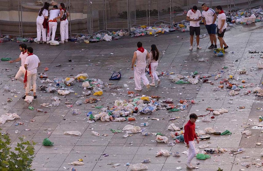 PAMPLONA, 09/07/2022.- Los trasnochadores deambulan por la Plaza del Castillo de Pamplona entre la basura acumulada tas la primera noche del fin de semana de los Sanfermines 2022, antes del encierro de este sábado. EFE/Villar López
