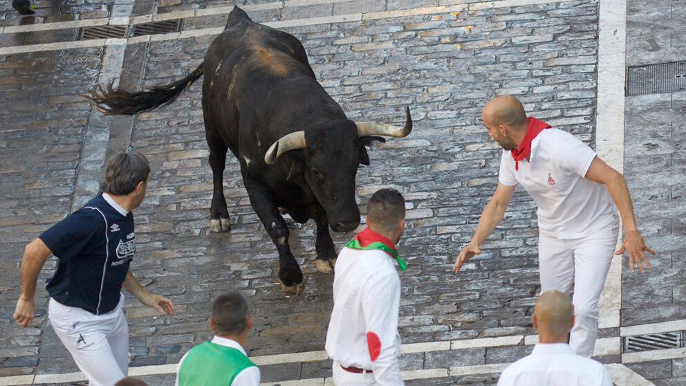 Quinto encierro de San Fermín 2022 con toros de la ganadería de Hros. de José Cebada Gago en el final de Estafeta y la zona de Telefónica. IÑIGO ALZUGARAY