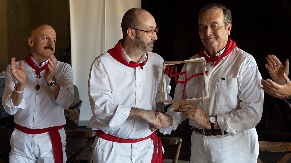 El ganadero de La Palmosilla recibe el premio ''Alpargata de Honor'' por el mejor encierro de San Fermín 2019. EFE