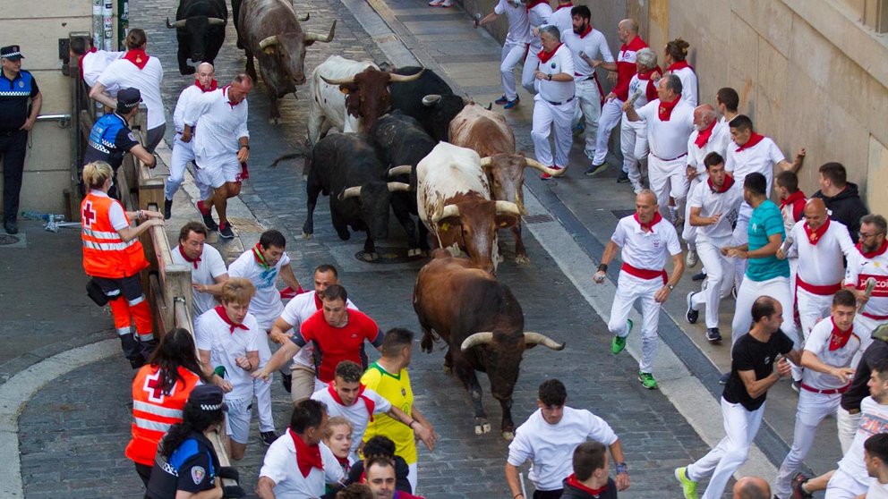Sexto encierro de San Fermín 2022 con los toros la ganadería Jandilla en su paso por la Plaza Consistorial. ALEJANDRO VELASCO