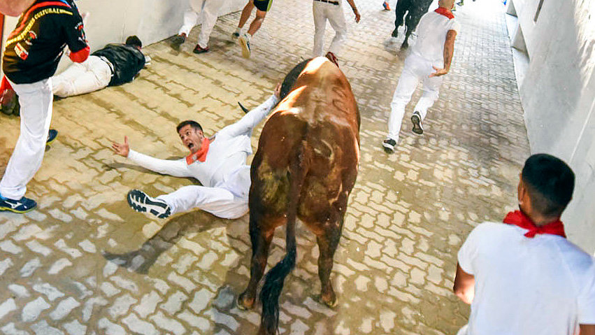 Corneado en el sexto encierro de San Fermín 2022 con toros de la ganadería Jandilla. IRAITZ IRIARTE