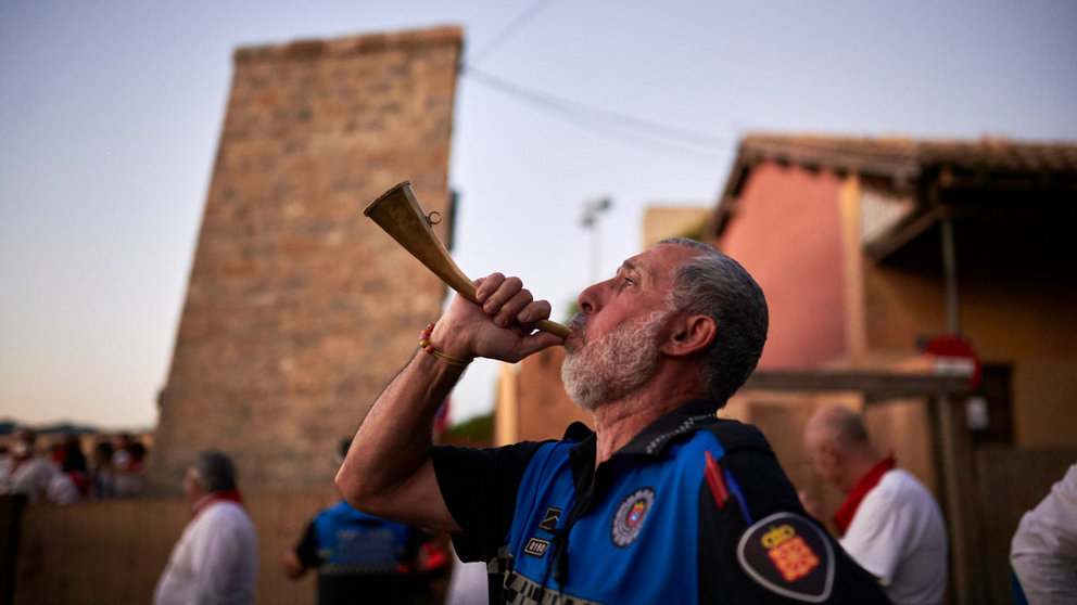 Juan Castro, el encargado de tocar la corneta al terminar el encierrillo de San Fermín. PABLO LASAOSA