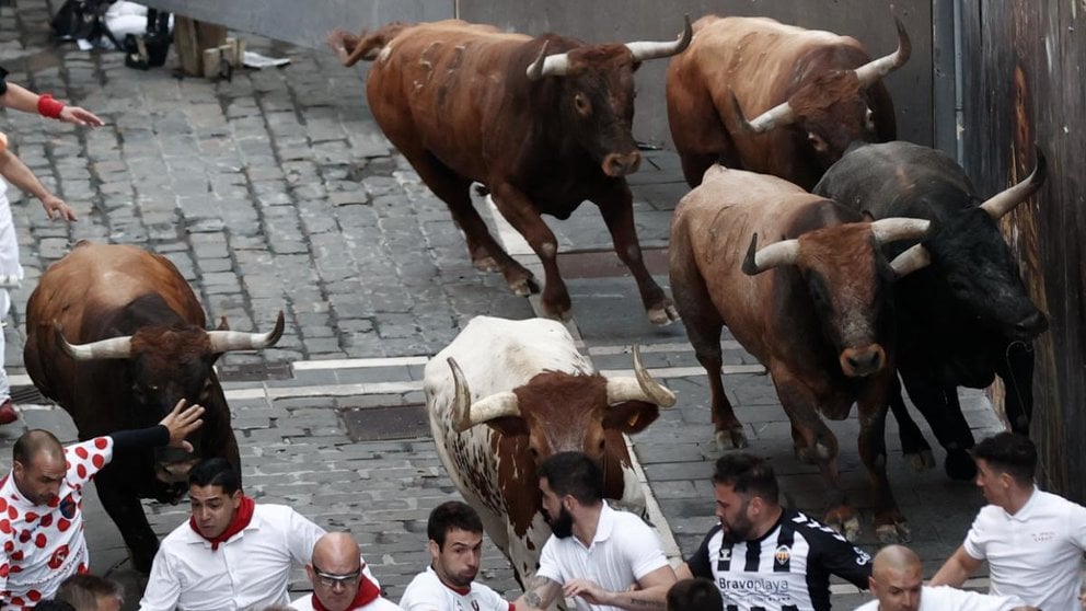 Último encierro de San Fermín 2022 con toros de la ganadería de Miura en la calle Estafeta. EFE Jesús Diges