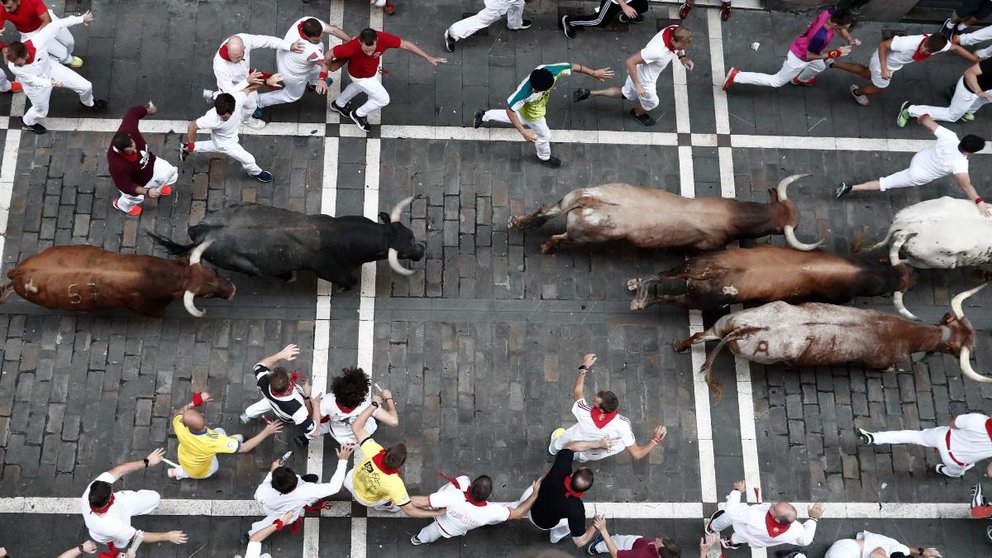 Último encierro de San Fermín 2022 con toros de la ganadería de Miura en la calle Estafeta. EFE Jesús Diges 12