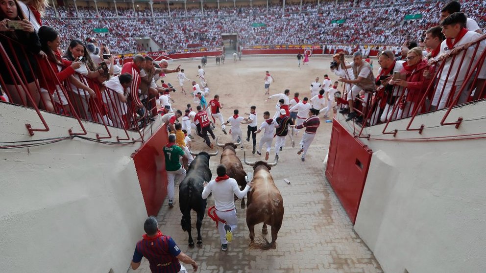 Último encierro de San Fermín 2022 con toros de la ganadería de Miura en la entrada a la plaza de toros. EFE Villar López 07