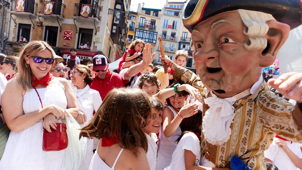 Despedida de la Comparsa de gigantes y cabezudos de Pamplona en el último día de las fiestas de San Fermín 2022. IÑIGO ALZUGARAY