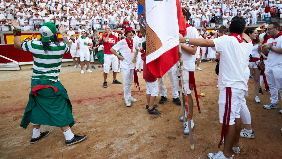Las peñas impiden en la Plaza de Toros de Pamplona desplegar a la peña Mutilzarra su pancarta después de la última corrida de la Feria del Toro de San Fermín 2022. IÑIGO ALZUGARAY