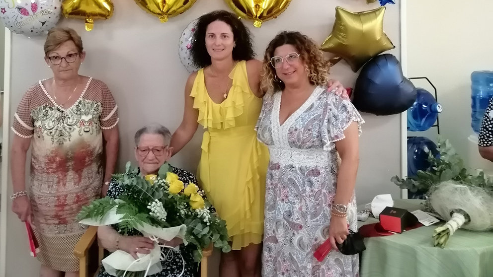 Carmen Gelos ha cumplido 100 años rodeada de familiares y amigos. CEDIDA