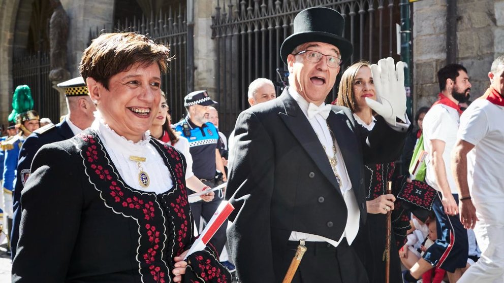 Enrique Maya y Ana Elizalde durante la procesión de San Fermín del 7 de julio de 2022 en Pamplona. EDUARDO SANZ / EUROPA PRESS
