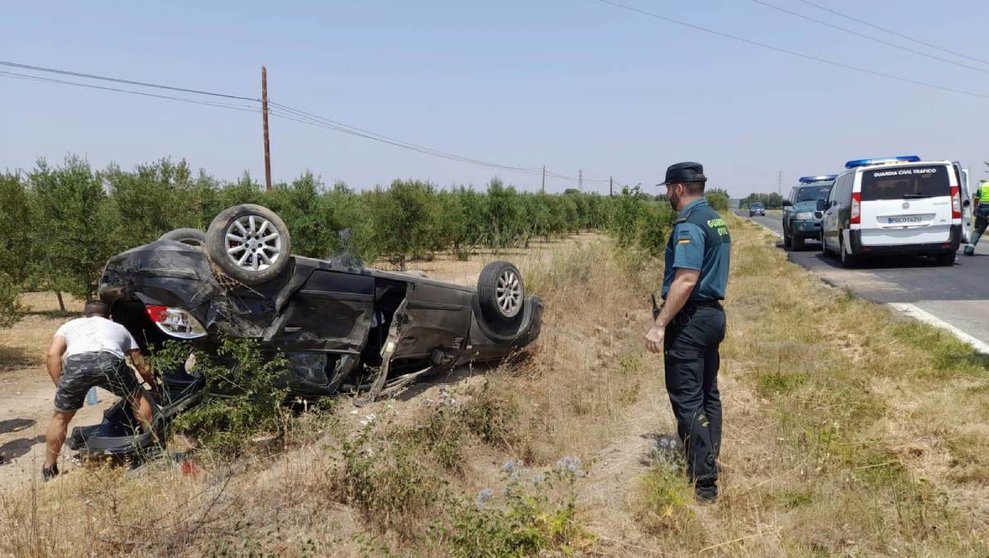 La Guardia Civil atiente un accidente de tráfico en la NA 6920, en el término municipal Corella. GUARDIA CIVIL