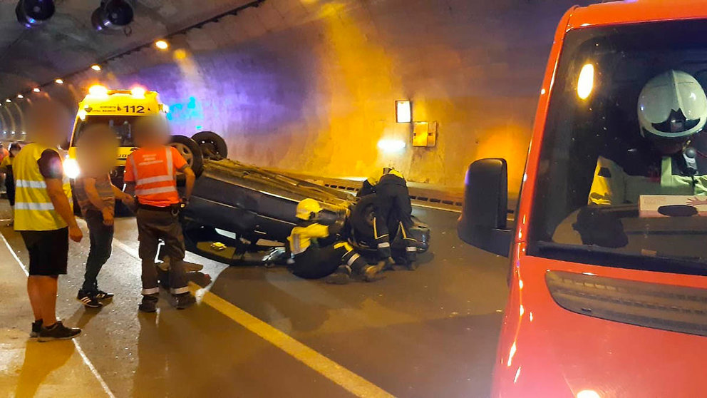 Herido leve un conductor, positivo en drogas, tras volcar con su coche en el túnel de Ezkaba. BOMBEROS DE NAVARRA