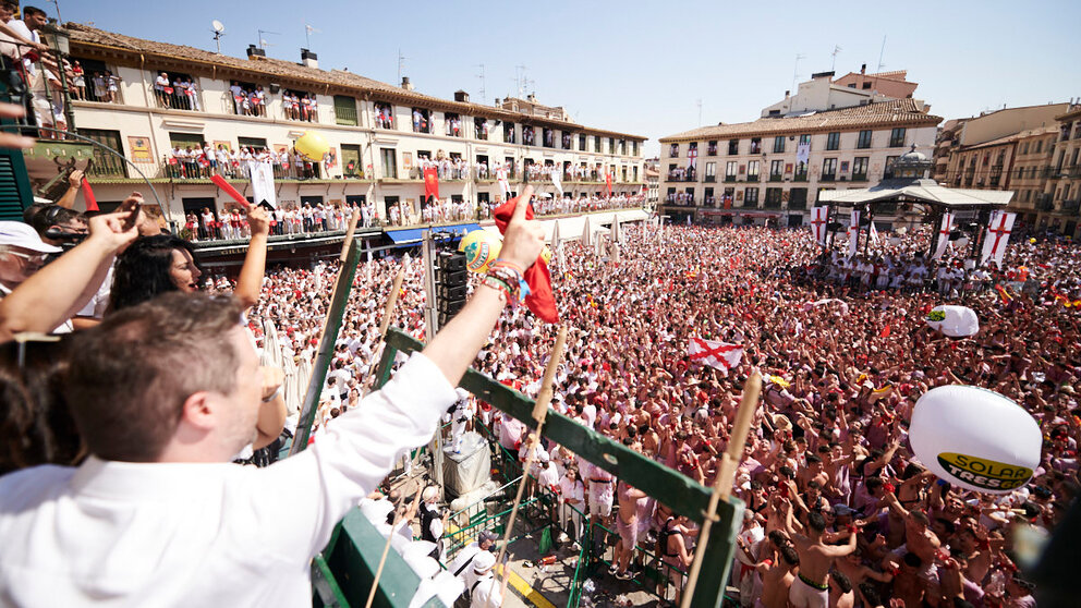 Cientos de personas celebran el cohete de Tudela por las fiestas de Santa Ana 2022. PABLO LASAOSA