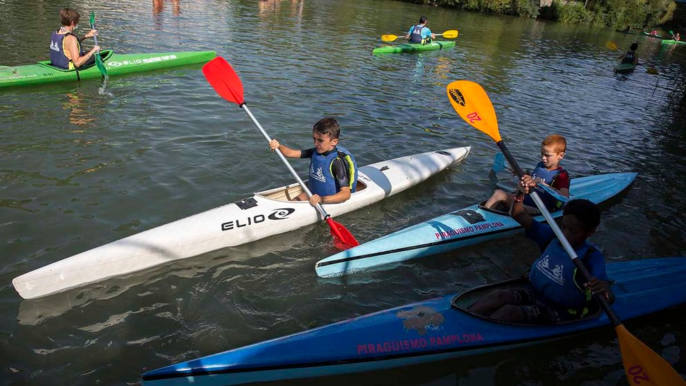 La Escuela municipal de Piragüismo Molino de Caparroso ofrece cursos estivales de kayak y paddle board para disfrutar del deporte al aire libre en el río Arga. AYUNTAMIENTO DE PAMPLONA