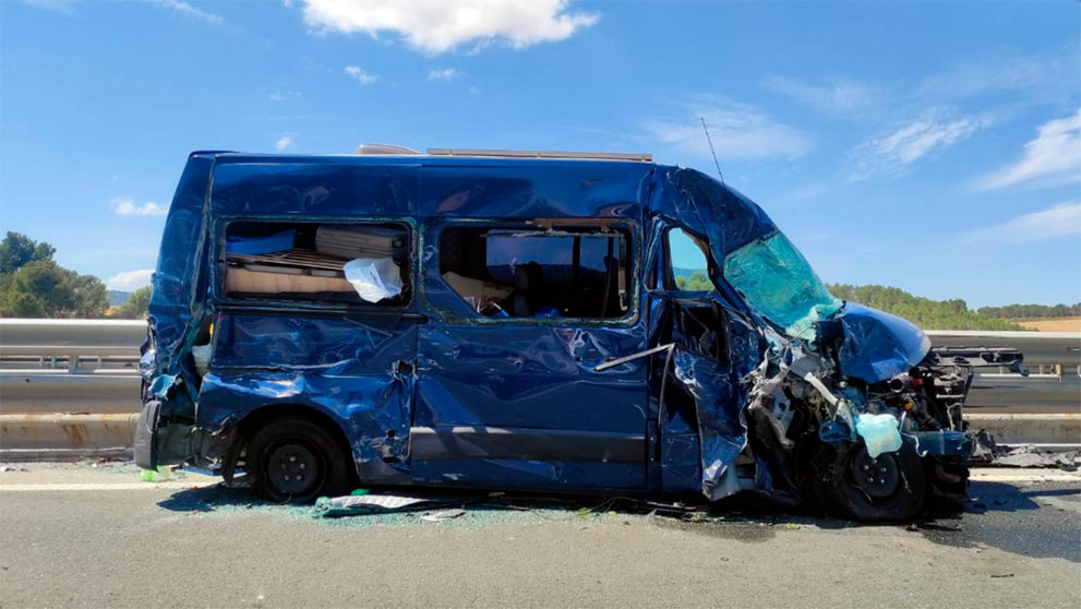 Estado en el que ha quedado la furgoneta que se ha viso involucrada en el accidente de la AP-15. NAVARRA.COM