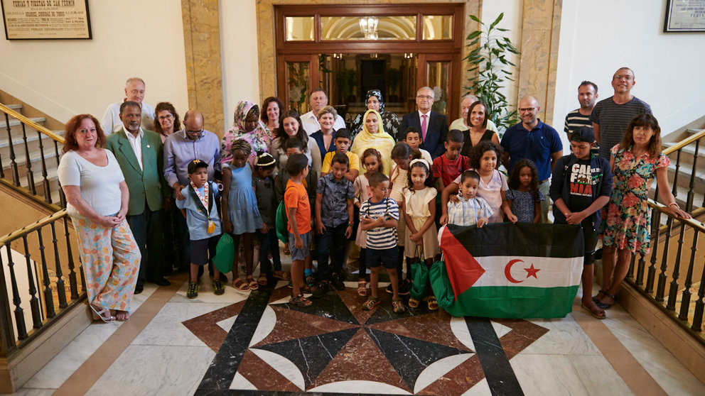 El Ayuntamiento recive a una representación de los niños y niñas saharauis que están pasando el verano con familias de Navarra. PABLO LASAOSA