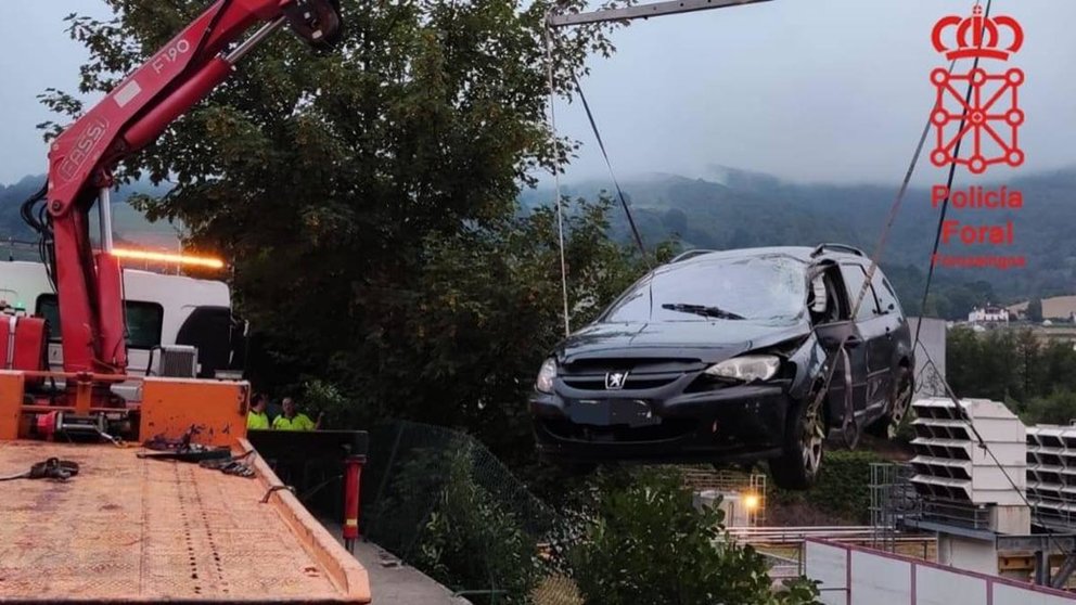 La grúa rescata el coche accidentado en Leiza. POLICÍA FORAL