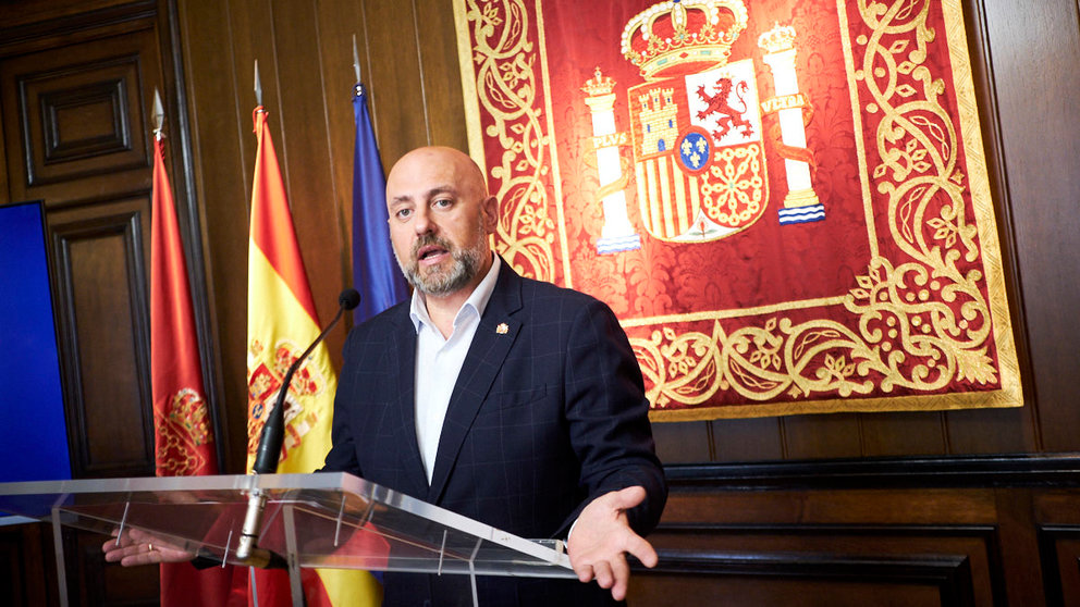 El delegado del Gobierno en Navarra, José Luis Arasti, presenta el informe “Cumpliendo” correspondiente al primer semestre de 2022. PABLO LASAOSA