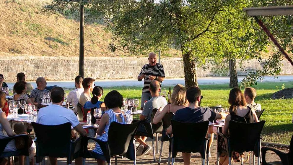 Las catas están dirigidas por Migueltxo Goñi, formador del Consejo Regulador de la DO Navarra que irá desgranando información sobre la navarra vinícola, los tipos de vinos y uvas que se cultivan. AYUNTAMIENTO DE PAMPLONA