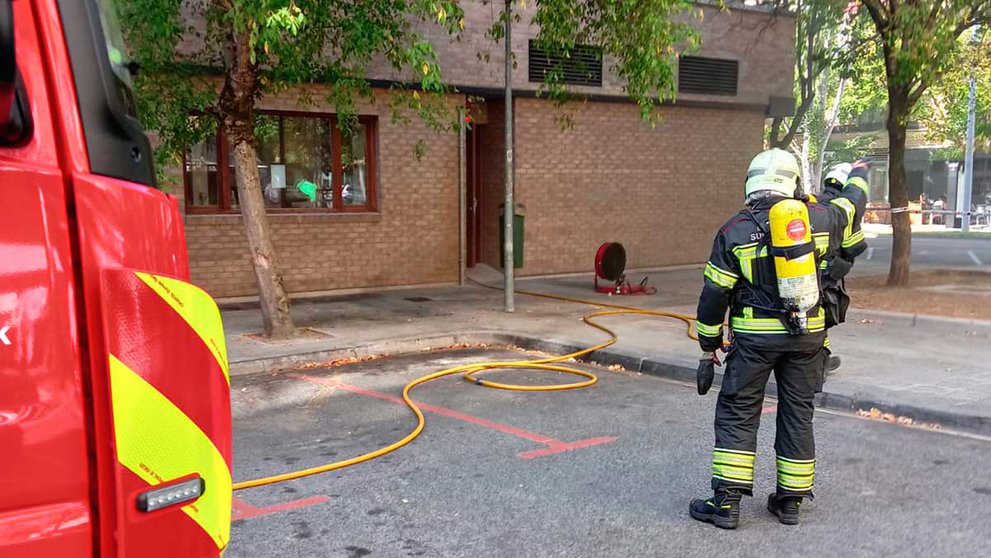 Bomberos del Parque de Cordovilla trabajando en la extinción de un incendio en un edificio de la calle Alfonso el Batallador de Pamplona. BOMBEROS DE NAVARRA.