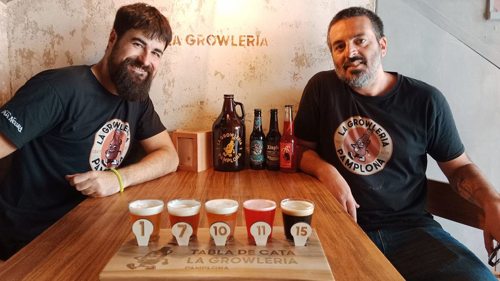 David Salinas Lizaso y Matías Verde Tello en su local con cervezas artesanas La Growlería en Pamplona