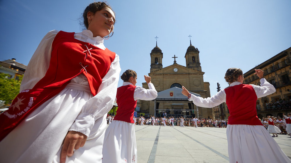 La asociación de ExDanzaris de Estella Francisco Beruete interpreta el Baile de la Era en la plaza de los Fueros tras el chupinazo de inicio de las fiestas de 2022, este año en homenaje a la Ikastola Lizarra. IÑIGO ALZUGARAY