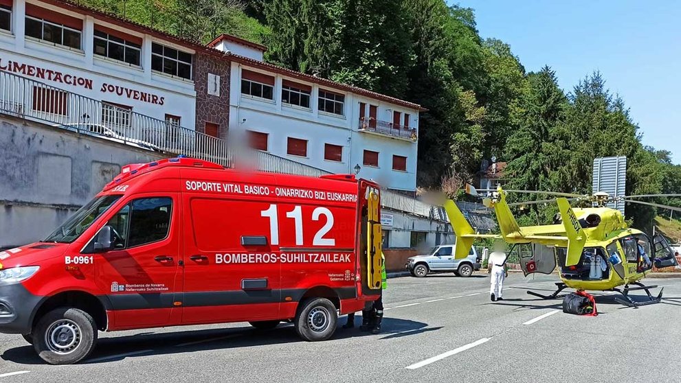 Bomberos de Burguete ayudan en la evacuación en helicóptero de un motorista en Valcarlos. BOMBEROS DE NAVARRA