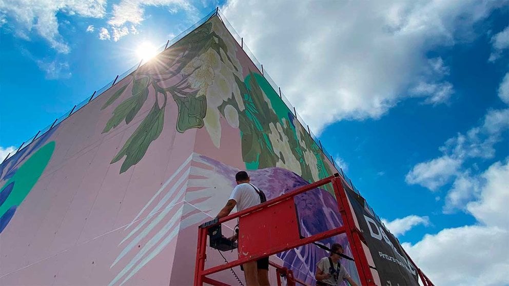 El frontón de Mendillorri estrena cara con un mural de gran tamaño. AYUNTAMIENTO DE PAMPLONA.
