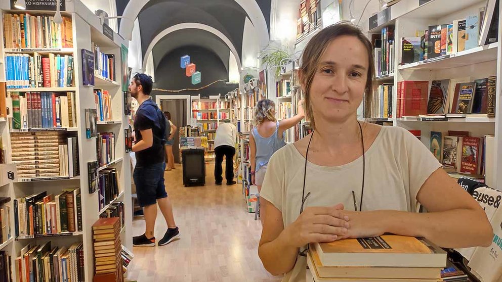 Nuria Rodriguez, una de las propietarias de la tienda Re-Read en la Calle Zapatería de Pamplona. ANA BELÉN POZA