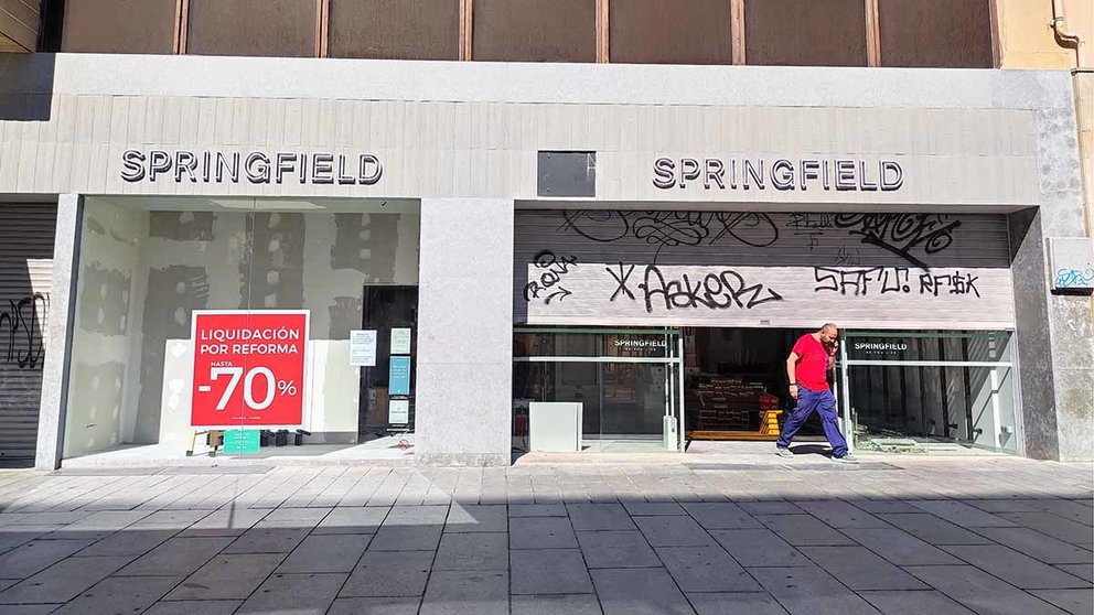 La tienda de moda española Springfield acaba de comenzar las reformas del interior del local. ANA BELÉN POZA
