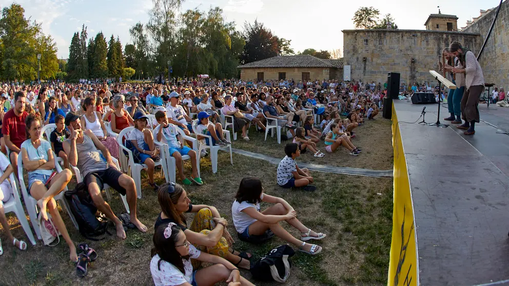 La compa&ntilde;&iacute;a Hutsun+Ortzi presenta el espect&aacute;culo 'Urbasa', una combinaci&oacute;n de m&uacute;sica, circo, txalaparta y artes circenses, dentro del ciclo Cinco Puntas del Festival de las Murallas 2022 en la Ciudadela de Pamplona. I&Ntilde;IGO ALZUGARAY