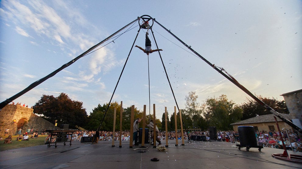 La compañía Hutsun+Ortzi presenta el espectáculo 'Urbasa', una combinación de música, circo, txalaparta y artes circenses, dentro del ciclo Cinco Puntas del Festival de las Murallas 2022 en la Ciudadela de Pamplona. IÑIGO ALZUGARAY