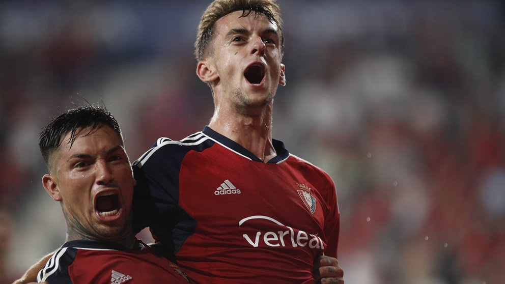 Chimy Ávila y Aimar Oroz celebran el segundo gol de Osasuna ante el Sevilla, conseguido por el canterano desde el punto de penalti. C.A. OSASUNA