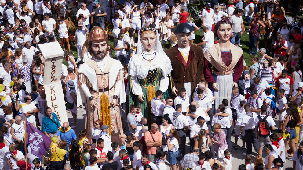 Lanzamiento del Chupinazo de inicio de las Fiestas de Burlada 2022, este año a cargo de dos de los mayores de la jubiloteca municipal de la localidad. IÑIGO ALZUGARAY