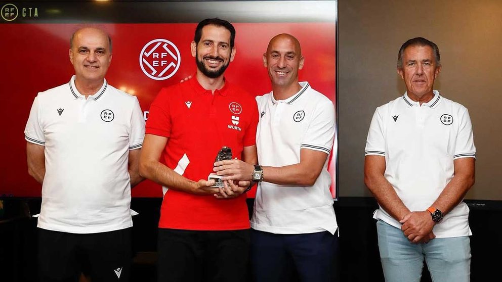El navarro David Urdánoz recoge el premio al mejor arbitro de Primera División de Fútbol Sala de manos del presidente de la Federación Española, Luis Rubiales. RFEF.