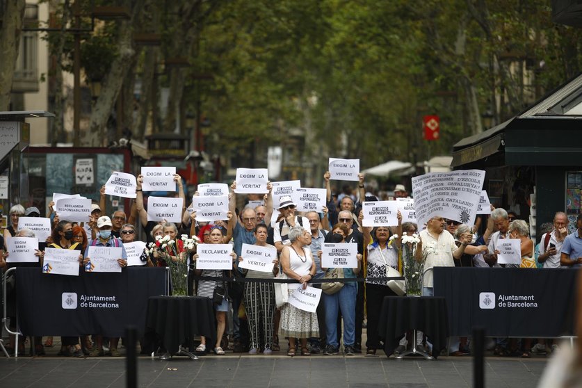 Unas 40 personas protestan en el homenaje a las víctimas del 17-A en el quinto aniversario del atentado. KIKE RINCÓN - EUROPA PRESS