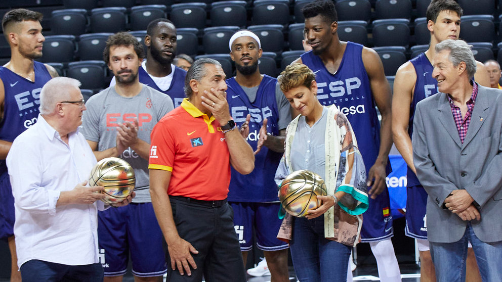La presidenta de Navarra, María Chivite, asiste al entrenamiento de la Selección Española de Baloncesto, que juega el próximo miércoles en el Pabellón Navarra Arena de Pamplona. IÑIGO ALZUGARAY