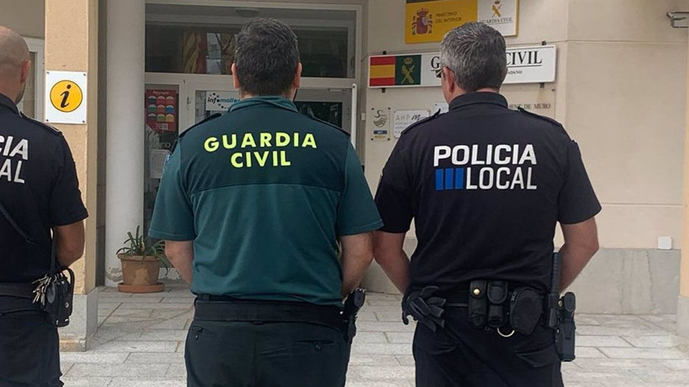 Agentes de Policía Local y Guardia Civil, de espaldas. GUARDIA CIVIL