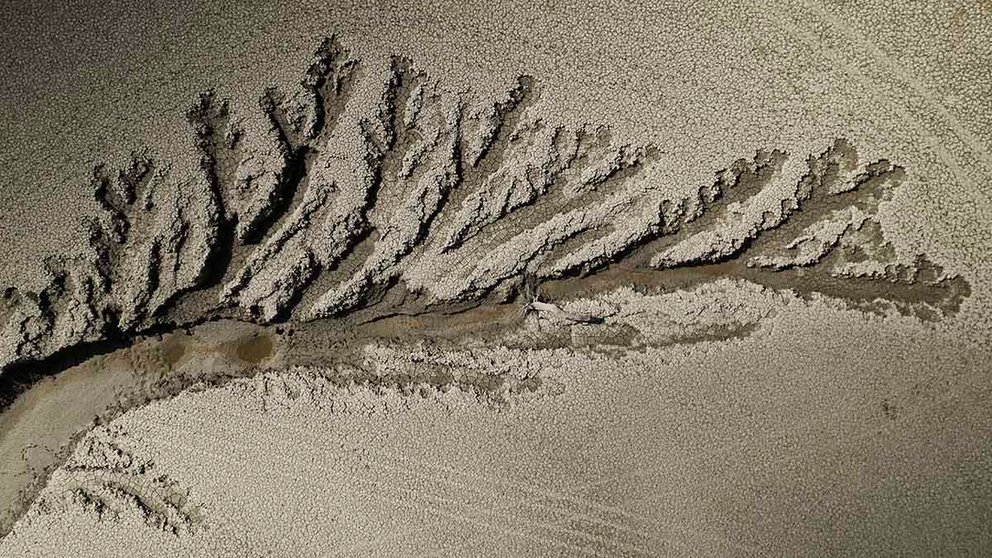 GRAFCAV8933. YESA, 23/08/2022.- Imagen tomada desde un dron del pantano de Yesa que está actualmente por debajo del 30 % de su nivel. Los agricultores y ganaderos de Navarra han trasladado su alarma ante las posibles consecuencias económicas y medioambientales de la escasez de agua que afecta a la Comunidad foral, con un verano especialmente caluroso y sin precipitaciones que tendrá repercusiones en el desarrollo de los cultivos y en el precio de la carne. EFE/ Jesús Diges
