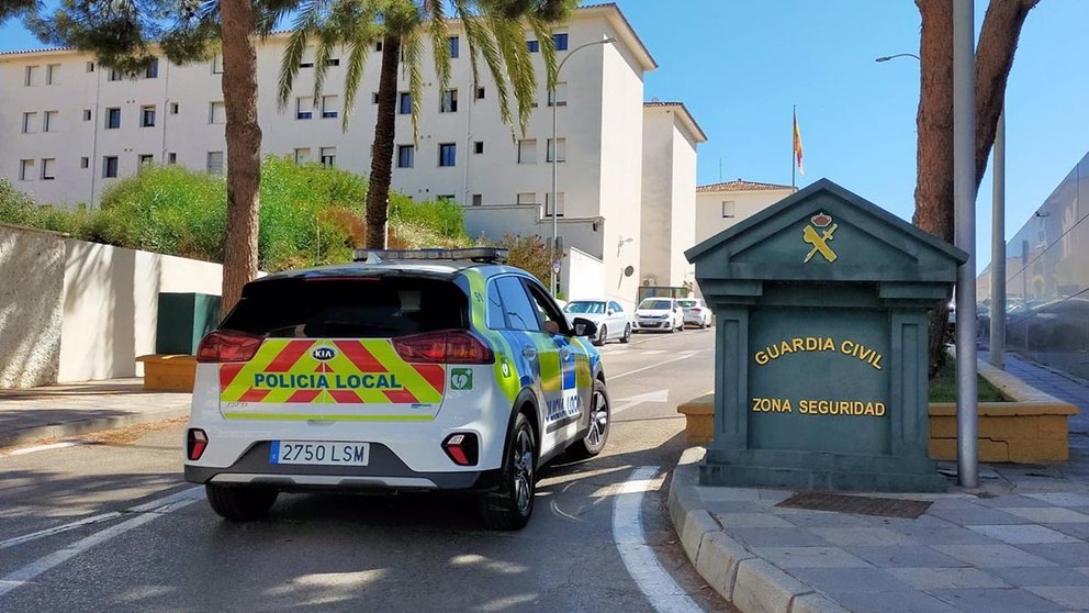 Imagen de archivo de un vehículo de la Policía Local a la entrada de la Comandancia de la Guardia Civil de Algeciras. - AYUNTAMIENTO DE ALGECIRAS
SOCIEDAD 
AYUNTAMIENTO DE ALGECIRAS