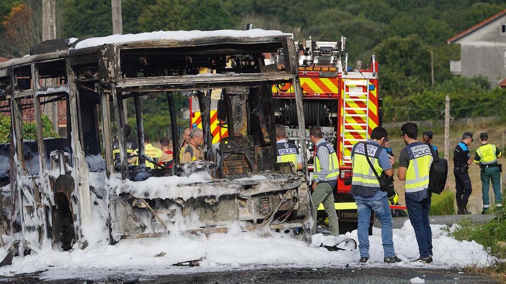 Fallece un Bombrero en practicas mientras apagaban un fuego en un autobus en el Lugar de Cacharela, Aríns, Santiago.  ÁLVARO BALLESTEROS