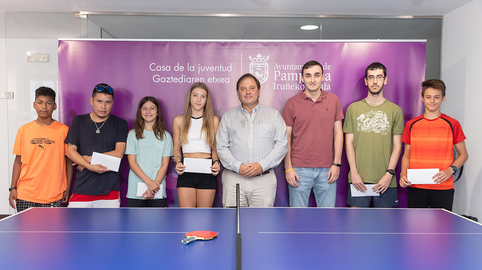 Los primeros clasificados en el torneo de tenis de mesa posan junto al concejal Fernando Sesma. cedida.