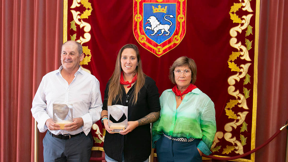 El Ayuntamiento reconoce a Mai Garde y Oier Sanjurjo con el Pañuelo de Pamplona. AYUNTAMIENTO DE PAMPLONA