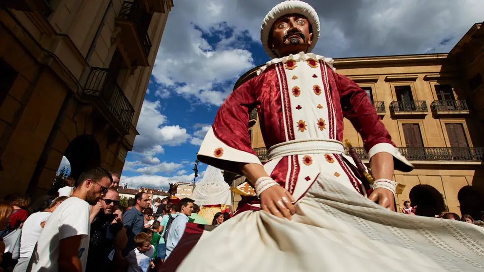 Salida de la Comparsa de Gigantes y Cabezudos por las calles de Pamplona con motivo de la celebración del día del Privilegio de la Unión de los tres burgos de la ciudad. IÑIGO ALZUGARAY