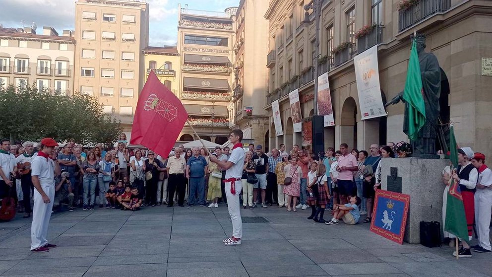 La Peña Mutilzarra celebra el Privilegio de la Unión frente a la estatua de Carlos III. CEDIDA