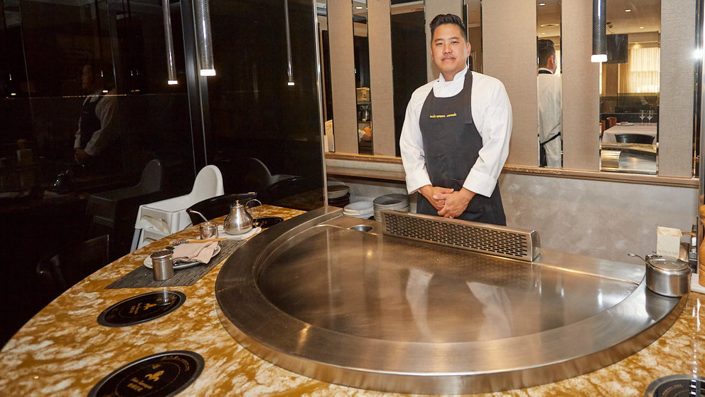 El chef Steven Bosen Wu Zheng del Restaurante Imperial de Pamplona ha sido elegido mejor 'sushiman' de España en el primer Campeonato de sushi para profesionales. IÑIGO ALZUGARAY