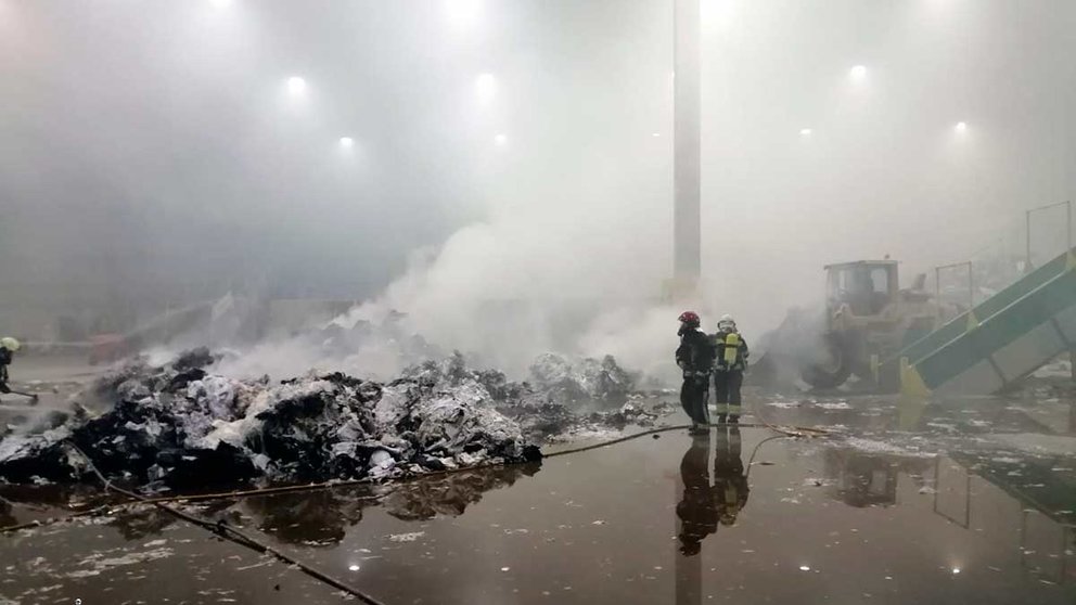 Los bomberos ultiman la extinción del fuego ocasionado en el exterior de una empresa del polígono Meseta de Salinas de Beriain. BOMBEROS DE NAVARRA.