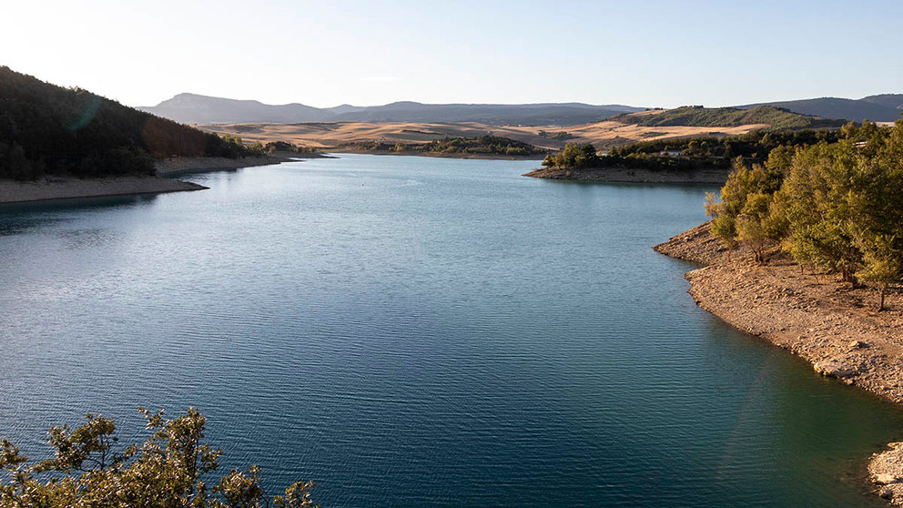 RIEZU (NAVARRA), 14/09/2022.-El Gobierno de Navarra ha testado con éxito el uso de una presa desmontable para evitar el avance en el río Ubagua de la perca europea, una especie exótica invasora (EEI) introducida por el hombre en el embalse de Alloz, y que de no frenarse pondría en peligro a las especies locales, como la trucha. En la imagen, vista del embalse de Alloz. EFE/ Pablo Rojo
